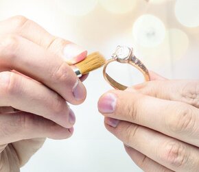 So reinigen Sie Schmuck, ohne ihn zu beschädigen
