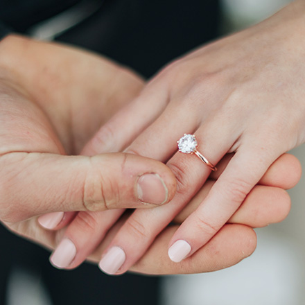 Verlobungsring an linker Hand Verlobungsring an linker Hand