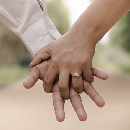Verlobungsring bei Mann und Frau