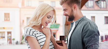 Man proposing to woman with engagement ring from goldene zeiten juwelier